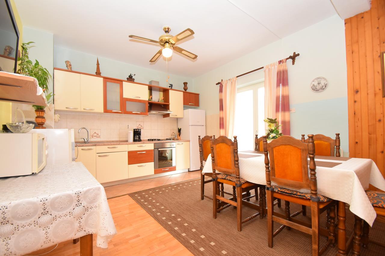 Apartments Mira Starigrad Paklenica Oda fotoğraf
