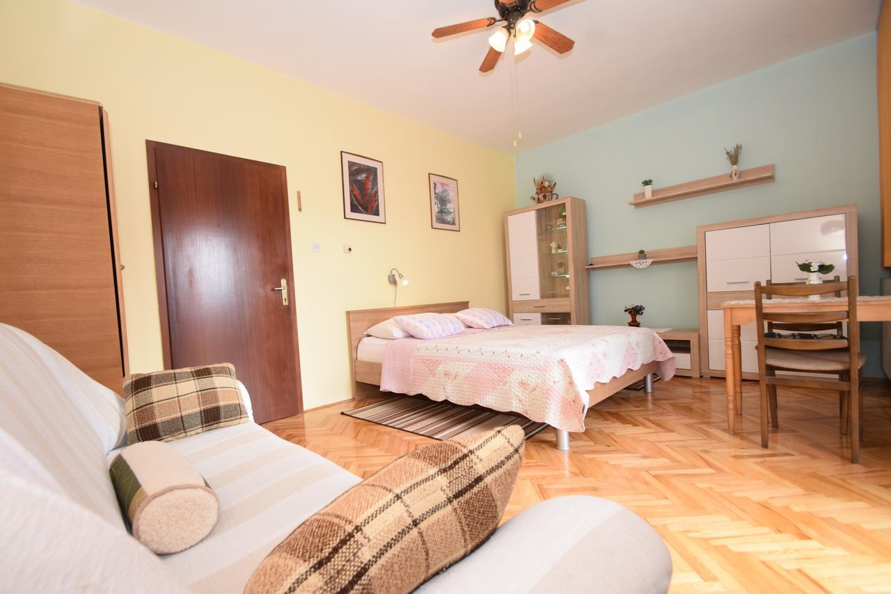 Apartments Mira Starigrad Paklenica Oda fotoğraf