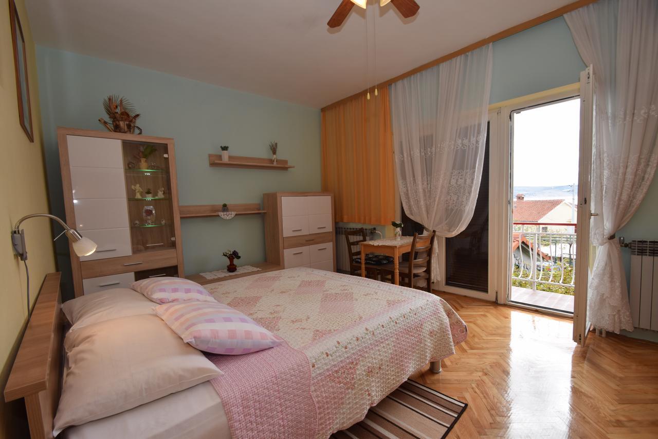 Apartments Mira Starigrad Paklenica Oda fotoğraf