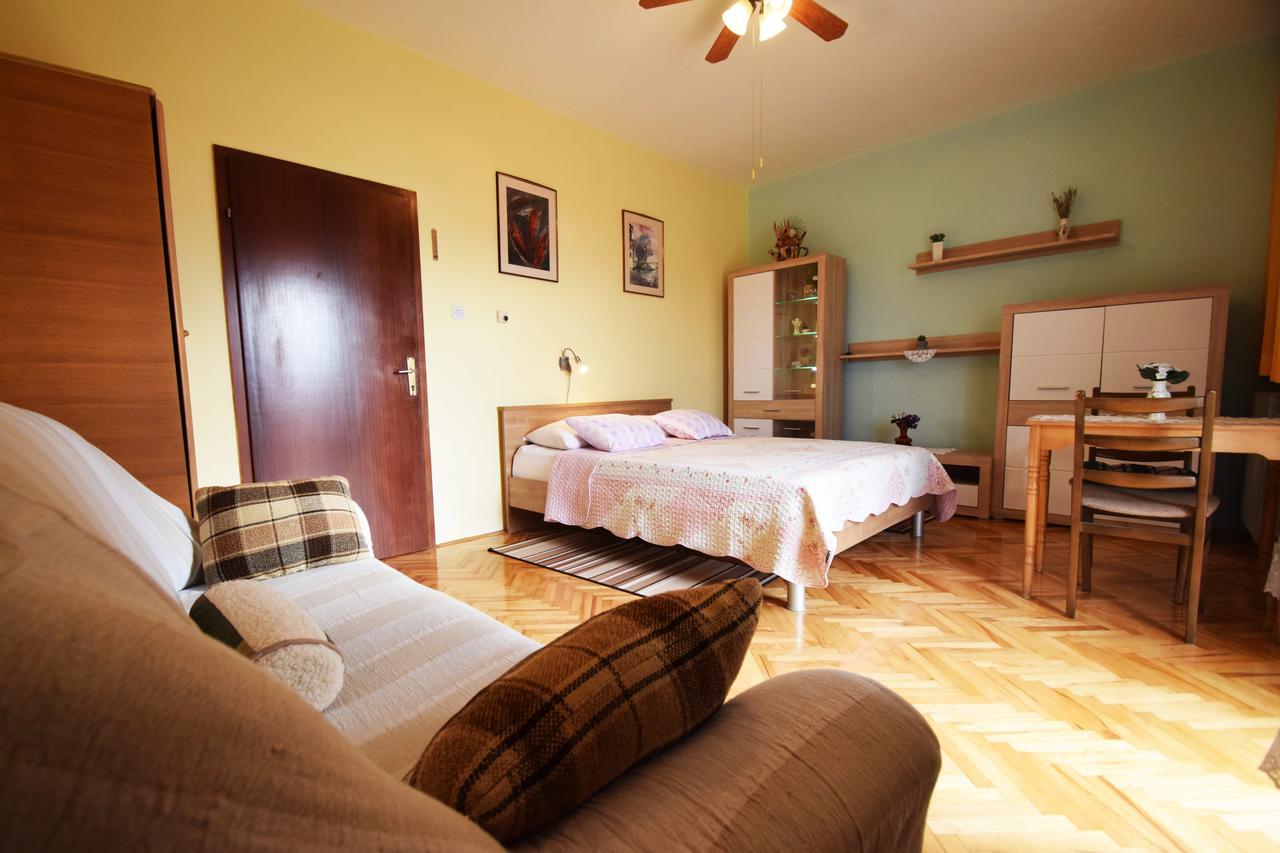 Apartments Mira Starigrad Paklenica Oda fotoğraf